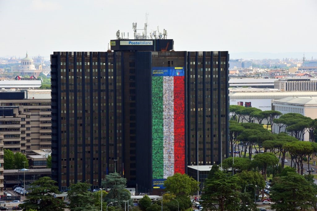 Poste_italiane_bandiera_Nazionale_volti_dipendenti