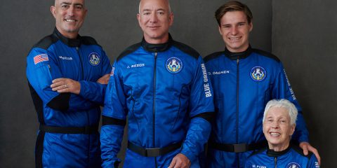 Jeff Bezos va nello spazio, rivedi il video del lancio