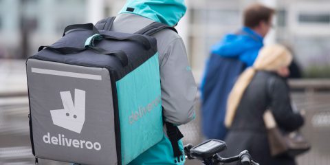 Privacy, multa da 2,5 milioni di euro a Deliveroo Italy. Garante: “Poca trasparenza anche negli algoritmi”