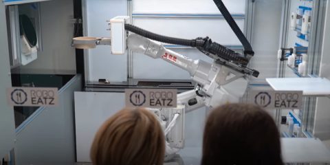 A Riga in Lettonia apre il Roboeatz, il ristorante degli chef-bot (Video)