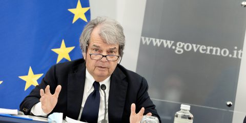 Smart working nella PA “per tutti e anche dall’estero”. Brunetta cede ai sindacati