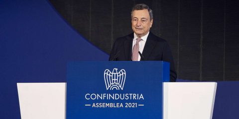 Caro bollette energia, Draghi promette tagli