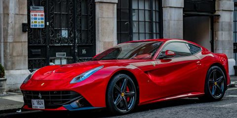 Dal 2035 solo auto a zero CO2 in Europa, ma l’Italia cerca l’esenzione per Ferrari e altre supercar