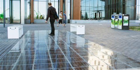 L’energia pulita sotto i piedi con i pavimenti solari di plastica riciclata (Video)