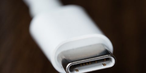 Caricabatterie universale, in arrivo uno standard per tutti: la USB-C