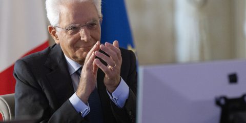 Mattarella: “Non escludere anziani dal digitale, a rischio emarginazione sociale”. Istat: ‘67% di famiglie con over 65 non sa usare Internet’