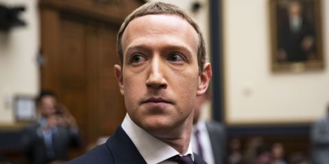 Un errore interno di Facebook manda in tilt internet e fa perdere a Zuckerberg 6,1 miliardi di dollari