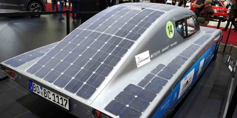 Auto elettrica ad energia solare: fino a 700 km di autonomia