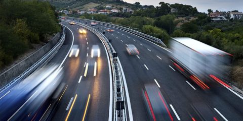 Le auto elettriche sorpassano quelle a benzina