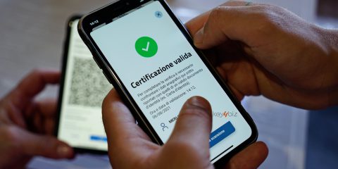 Green pass a lavoro, i 5 modi per verificarlo. Per gli esenti da vaccinazione in arrivo certificato con QR code