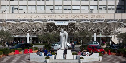 Al Policlinico Gemelli degenza oncologica tra arte e digitale