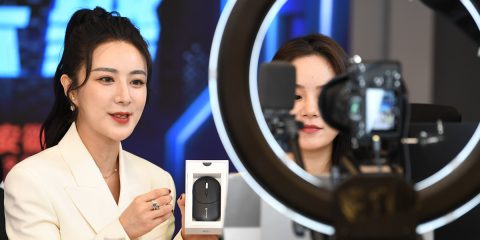 Viya “regina del live streaming” in Cina multata per evasione fiscale e profili sospesi