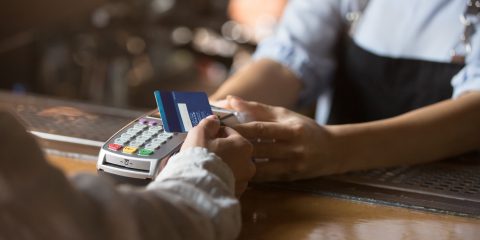 Pos, 30 euro di multa più 4% transazione a chi non accetta pagamento. Salterà di nuovo emendamento?