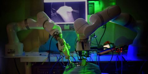 Robot eseguono dal vivo operazione chirurgica senza supporto umano, le immagini