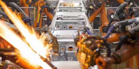 S&P: la guerra taglia le vendite di auto globali del 3% per il 2022, ma non le elettriche