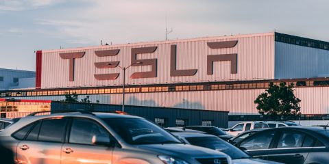 Tesla sospende siti produttivi in Germania, è l’effetto della guerra dei mondi nello stretto di Bab al-Mandeb