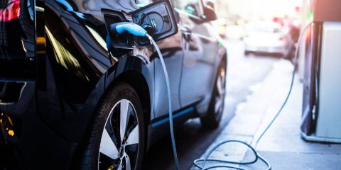 Auto elettriche, aumentano del 50% gli incentivi all’acquisto. 40 milioni di euro per i punti ricarica