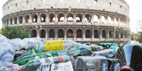 Comuni liberi da rifiuti, ci vive solo l’8% degli italiani. Roma trascina il Lazio in fondo alla classifica