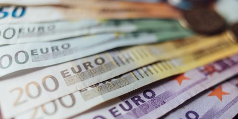 Lo stipendio medio in Italia è di 2.102 euro al mese