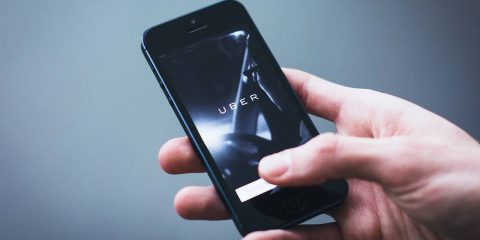 Uber e il successo “facile” grazie agli accordi con i politici, Macron nell’occhio del ciclone. La super inchiesta