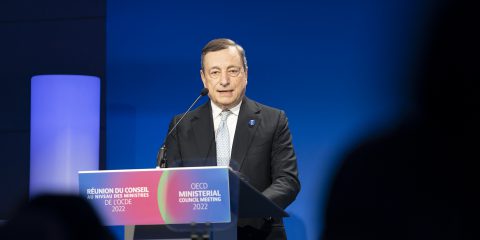 Draghi: “Il tetto al prezzo del gas frena inflazione, ma strada lunga”