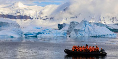 Microplastiche che piovono dal cielo, le nuove scoperte in Antartico