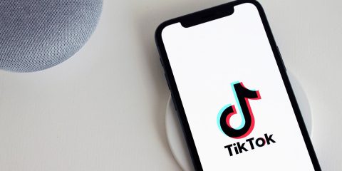 TikTok ha tracciato gli utenti che guardavano contenuti gay in Usa. E in Italia?