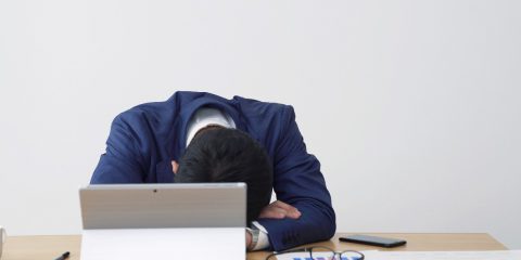 Dormire da fenicotteri, la dura vita dei lavoratori giapponesi