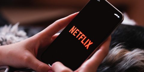 Netflix stop al password sharing, soltanto per nucleo domestico