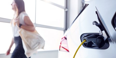 Auto elettriche, senza un’adeguata rete di punti ricarica si esaurisce la spinta degli incentivi