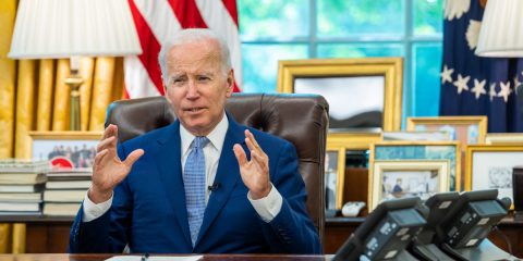 Usa-Cina, tech war sui chip. Biden firma 52 miliardi per semiconduttori. Le 2 strategie