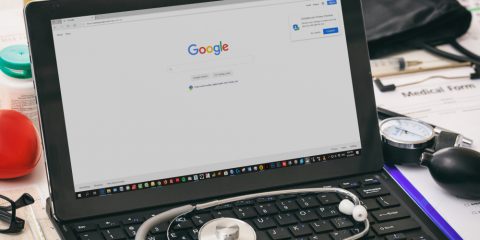 L’ascesa del ‘Dott. Google’: i rischi dell’autodiagnosi e della ricerca dei sintomi online