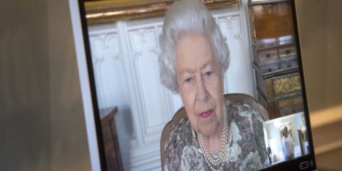 Elisabetta II, Twitter brucia la BBC