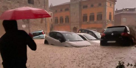 Alluvione nelle Marche, da oggi le “ricette” dei leader politici. Ma loro hanno citato la crisi climatica solo lo 0,5% nei TG