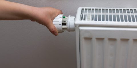 Gas, il piano del governo: “15 giorni senza termosifoni, ridotti di 1°C e accesi un’ora di meno”