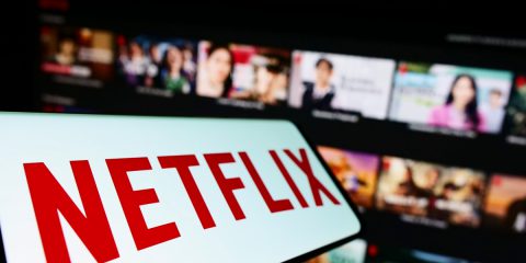 Netflix vince la sfida del blocco del password sharing, 100 mila nuovi abbonati al giorno negli USA