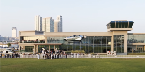 Auto in volo a Dubai, i test della Xpeng X2 (video)