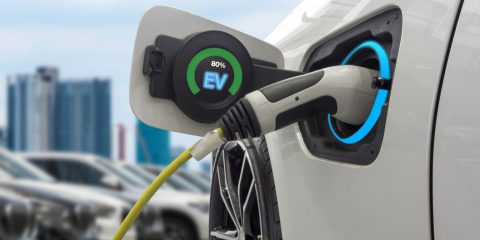 Auto elettriche, +118% di vendite BEV e 21% del mercato UE. Arretrano i motori a benzina