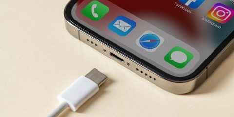 Caricabatterie unico, il Parlamento europeo dice sì. Entro il 2024 iPhone con l’USB-C