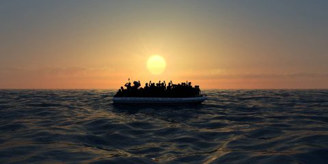 La tragedia di 67 migranti morti sulla spiaggia di Crotone tiene ancora banco sulla stampa