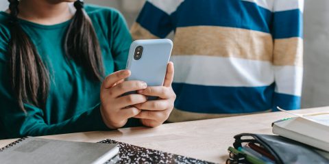 Smartphone a scuola, in Inghilterra c’è la confisca