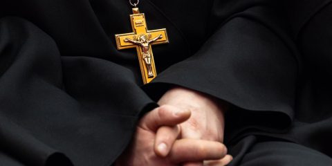 I preti esorcisti in Italia sono 309. Chi sono e quanto guadagnano