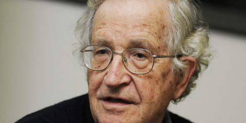 Noam Chomsky: “ChatGPT faciliterà il plagio, così fallisce un intero sistema educativo”