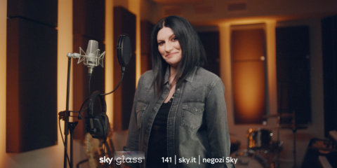 Sky Glass, la nuova campagna di comunicazione con Laura Pausini debutta al Festival di Sanremo