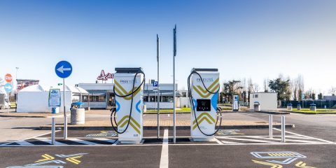 Auto elettriche. Accordo UE sui punti ricarica, una stazione “fast” ogni 60 km