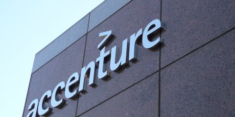 Dopo le big tech anche le società di consulenza licenziano. Accenture taglia 19mila dipendenti