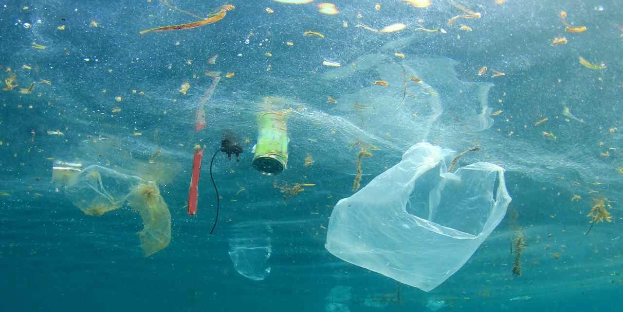 Plastica negli oceani, recupero più efficace del 60% grazie all’AI