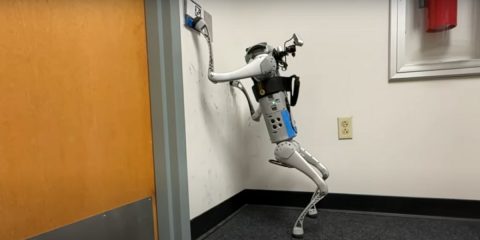 Robot che usano le gambe per giocare, arrampicarsi e aprire porte (VIDEO)