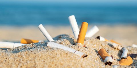 Sigarette, 4,8 trilioni di filtri raggiungono il mare ogni anno e si trasformano in microplastiche
