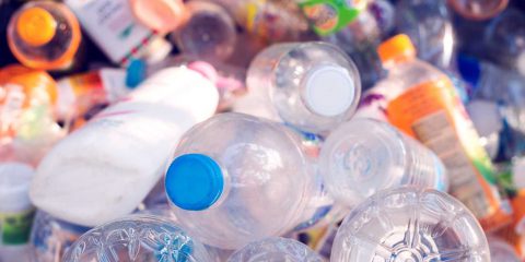 Plastica, chi ha importato più rifiuti al mondo? Dal 1988 al 2016 la Cina ha incassato 81 miliardi di dollari